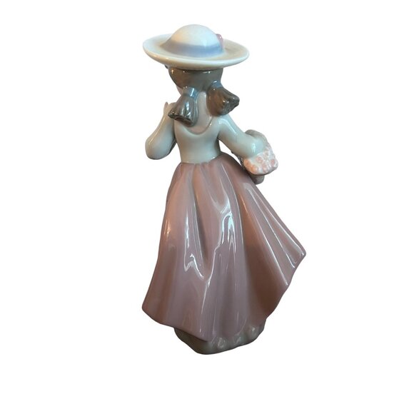 Nao by Lladro Daisa 565 Out For a Stroll 1988 7" Figurine Fine Porcelain Spain - Picture 3 of 7
